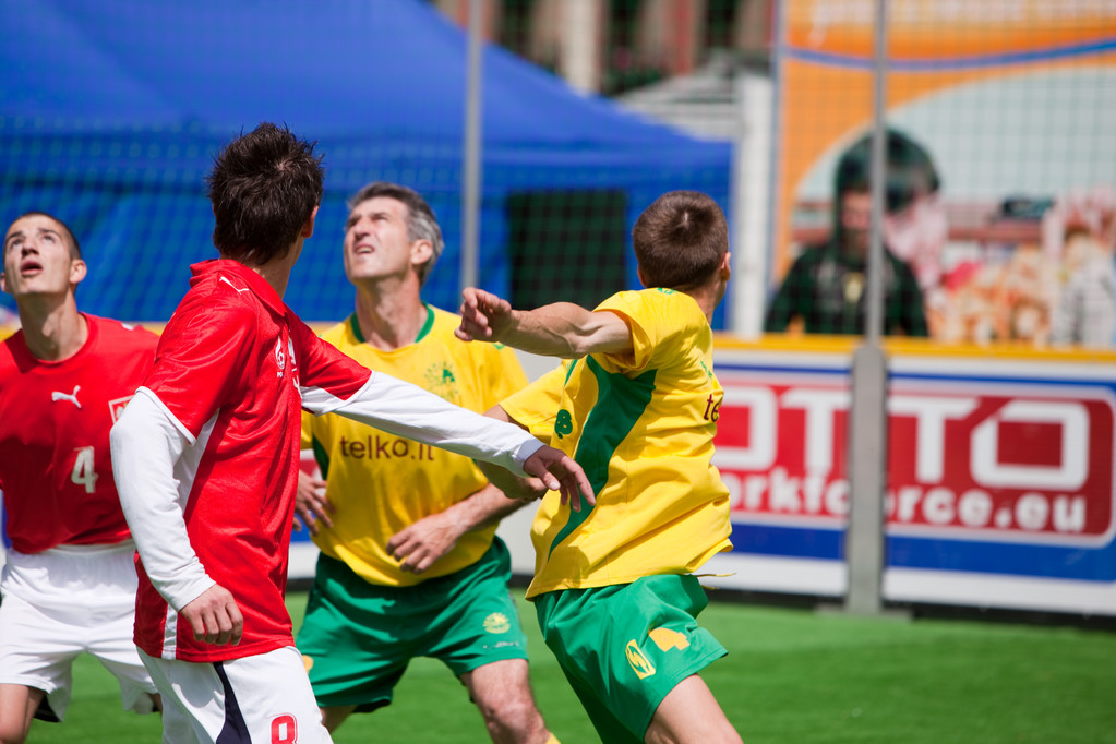 足球街头比赛街头足球操作技巧